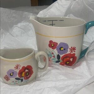 Pioneer women measuring cup and creamer cup